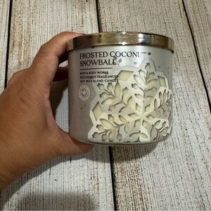 NWT Bath & Body Works Frosted Coconut Snowball Candle - Cream and Silver 3 Wick